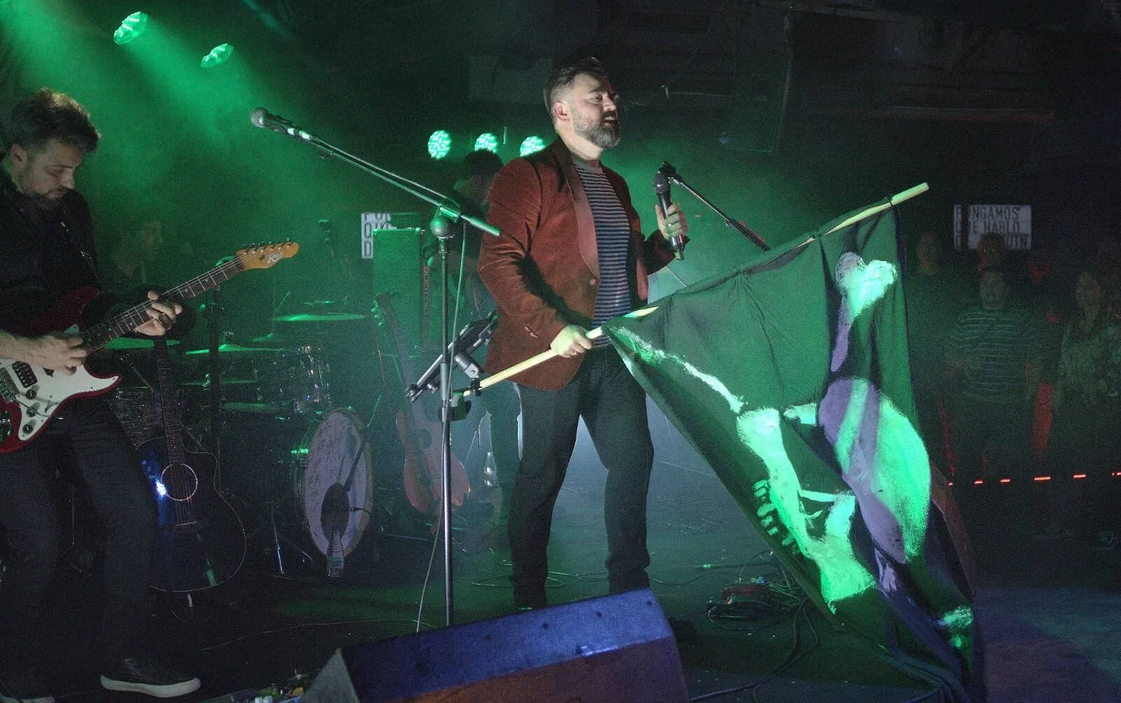 Miguel Dagal con lienzo en escenario